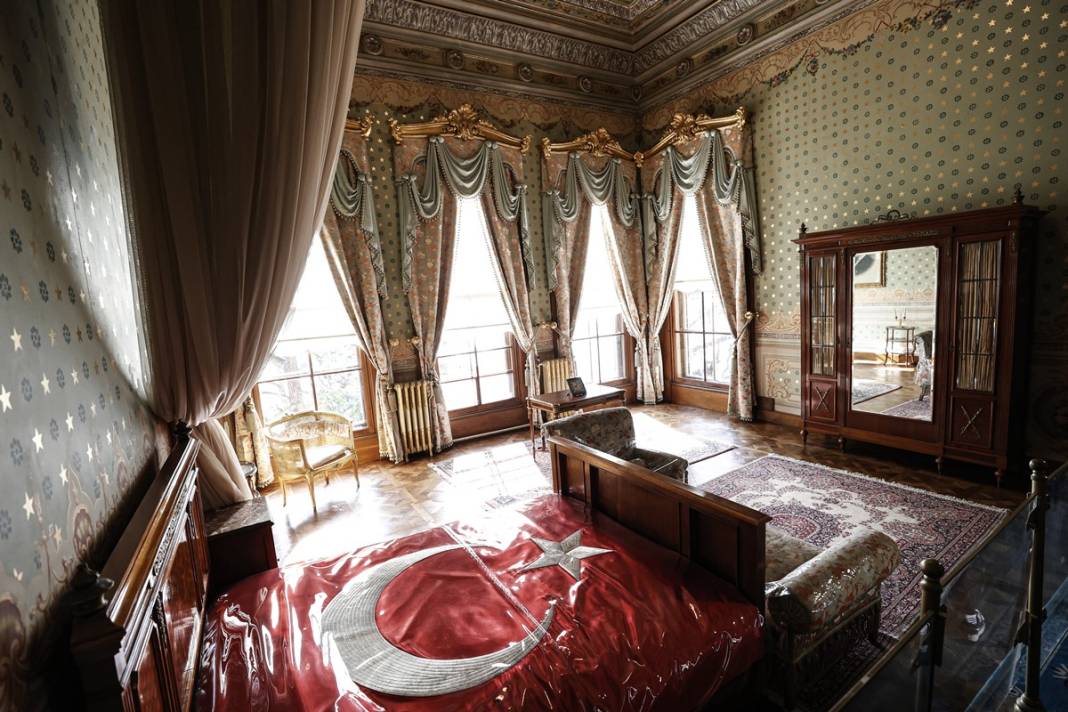 Atatürk'ün hayata gözlerini yumduğu Dolmabahçe Sarayı'ndaki odası ziyaretçilerini bekliyor 6